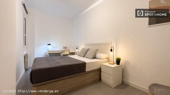 Habitaciones para alquilar en apartamento de 5 habitaciones en Sants - BARCELONA