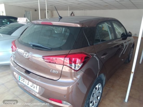 Hyundai i20 1.4 CRDI 90 CV. de 2015 con 133.000 Km por 10.500 EUR. en Murcia