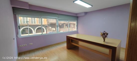 SE VENDE ENTREPLANTA EN LA RAMBLA ,  4 DESPACHOS/ 2 BAÑOS / PATIO - ALICANTE