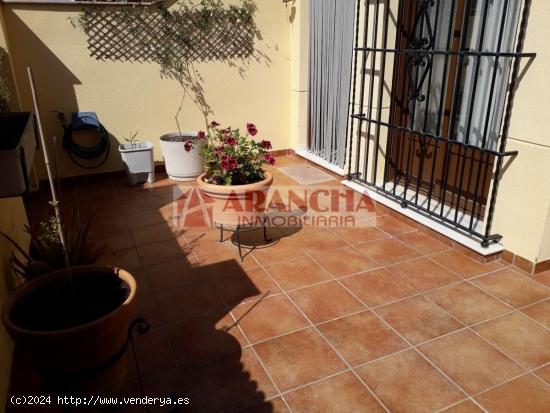 DUPLEX ADOSADO  CON PATIO DELANTERO Y TRASERO - CADIZ