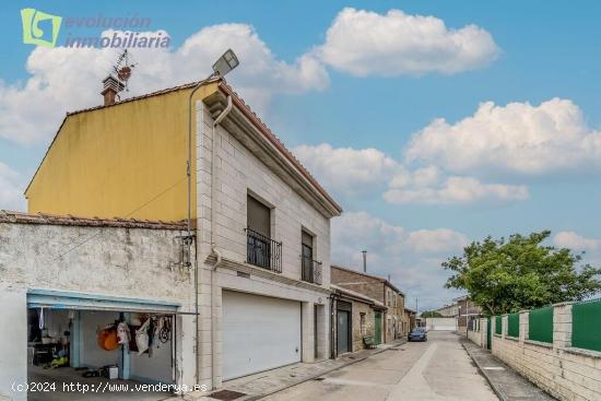 En Quintanilla Vivar, Burgos - Adosado de tres plantas a la venta con patio - BURGOS