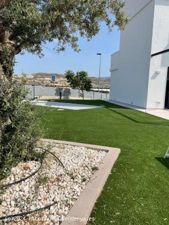 Villas de obra nueva independientes, con piscina privada y acabados modernos - ALICANTE