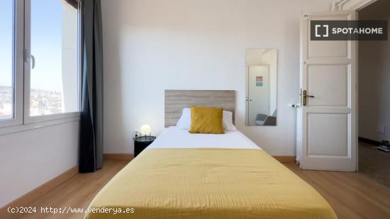 Se alquilan habitaciones en apartamento de 11 habitaciones en El Raval - BARCELONA