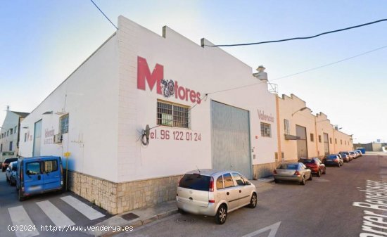 NAVE INDUSTRIAL CON OFICINAS Y ALTILLO