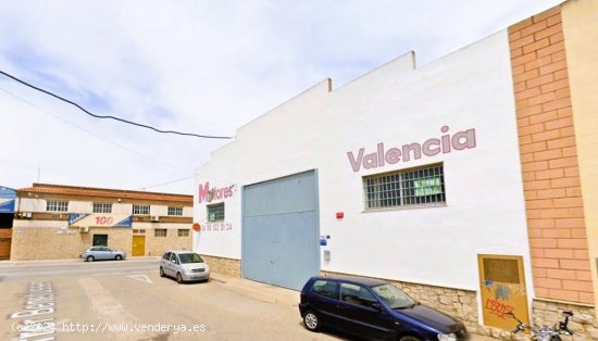 NAVE INDUSTRIAL CON OFICINAS Y ALTILLO