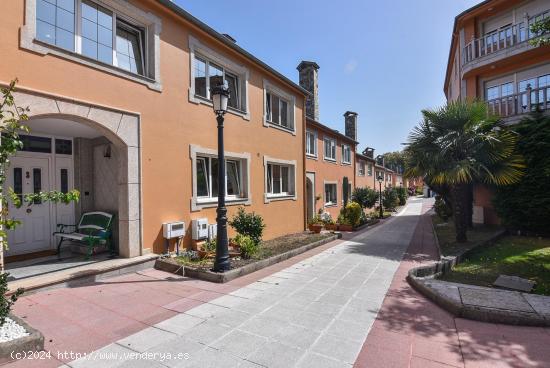 Chalé de amplios espacios, en urbanización cerrada, en el casco urbano - A CORUÑA