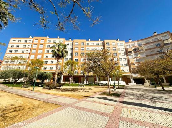 ORIENTADO AL SUR. PLAZA DE GARAJE INCLUIDA. 4 HABITACIONES. - ALICANTE