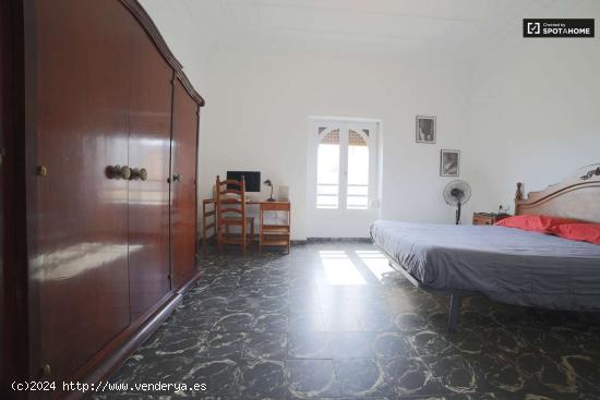  Habitación decorada con ventana con vista a la calle en piso compartido, Ciutat Vella. - VALENCIA 