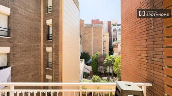 Se alquila habitación en piso de 6 habitaciones en Barcelona - BARCELONA