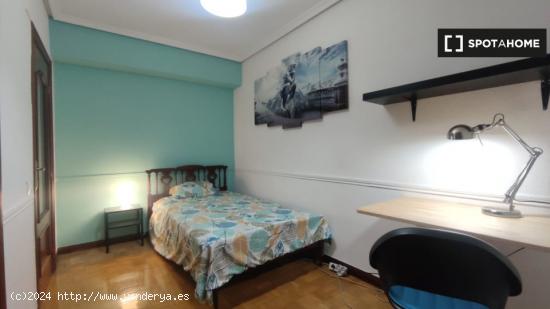 Alquiler de habitaciones en apartamento de 5 habitaciones en Casco Histórico - MADRID