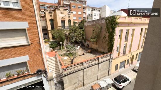 Se alquila habitación en piso de 6 habitaciones en La Salut - BARCELONA