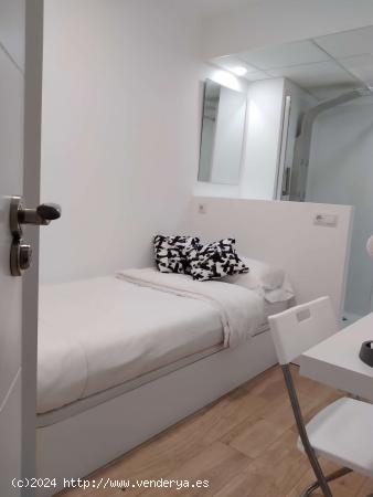  Se alquila habitación en apartamento de 3 dormitorios en Mislata, Valencia. - VALENCIA 