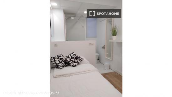 Se alquila habitación en apartamento de 3 dormitorios en Mislata, Valencia. - VALENCIA