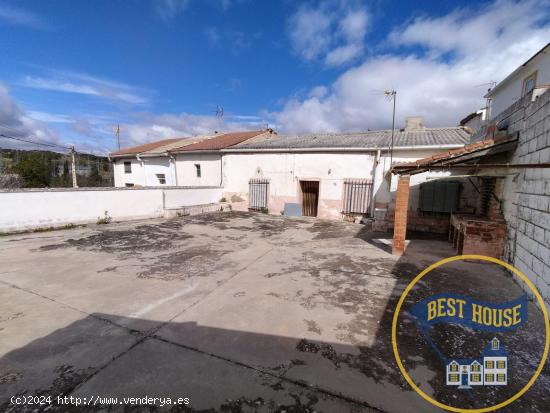 CASA EN VENTA CON UN AMPLIO PATIO CON BARBACOA - CUENCA