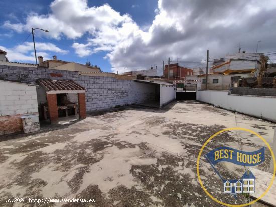 CASA EN VENTA CON UN AMPLIO PATIO CON BARBACOA - CUENCA