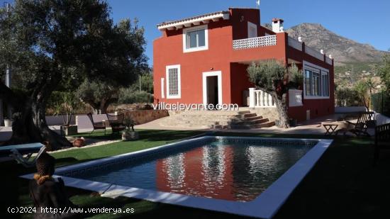 EXCLUSIVA FINCA RUSTICA CON PISCINA - ALICANTE