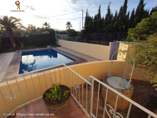 VILLA CON PISCINA SITUADA EN GRAN PARCELA DE BENISSA EN ALQUILER - ALICANTE