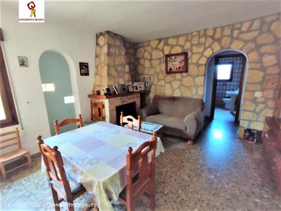 VILLA CON PISCINA SITUADA EN GRAN PARCELA DE BENISSA EN ALQUILER - ALICANTE