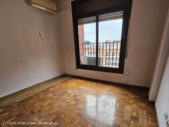  Piso a la venta en la zona de Sants Montjuïc de Barcelona. POSIBILIDAD DE FINANCIAR LA COMPRA 100%  