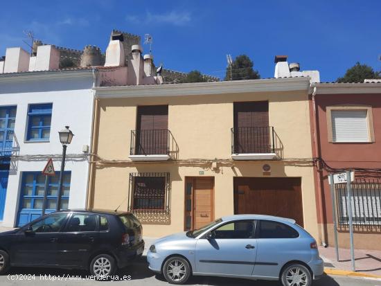 Espectacular casa con vistas al castillo en Almansa - ALBACETE