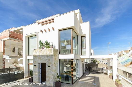 VILLA DE OBRA NUEVA EN PLAYA HONDA - MURCIA