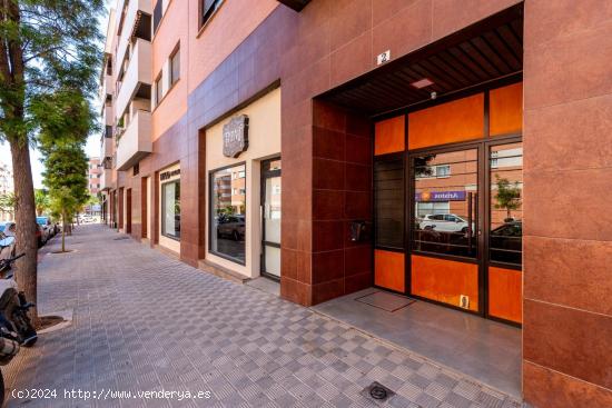 PISO- TERRAZA- DOS PLAZAS DE GARAJE Y TRASTERO - SEVILLA