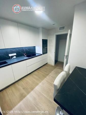 SE VENDE excepcional vivienda de  OBRA NUEVA EN CENTRO CON AMPLIA PLAZA DE GARAJE, API LUNA AB - ALB