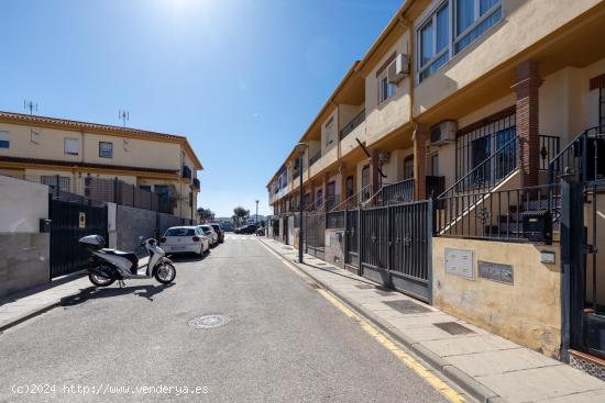 ADOSADA EN AMBROZ CON PATIO DE 60M2. - GRANADA