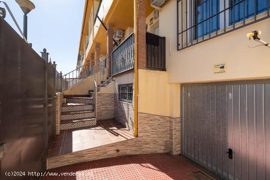 ADOSADA EN AMBROZ CON PATIO DE 60M2. - GRANADA