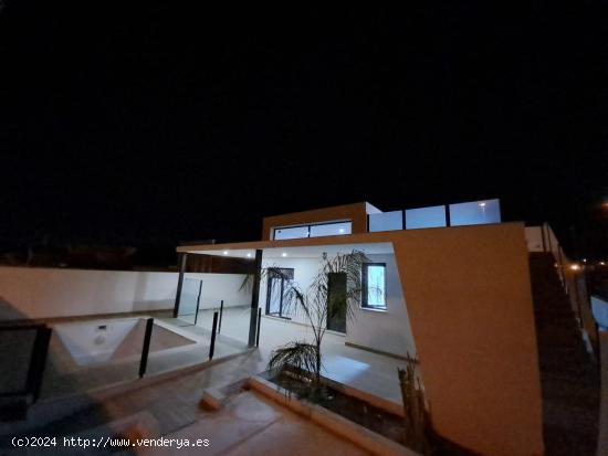 Chalet independiente, 3 dormitorios y 2 baños - MURCIA