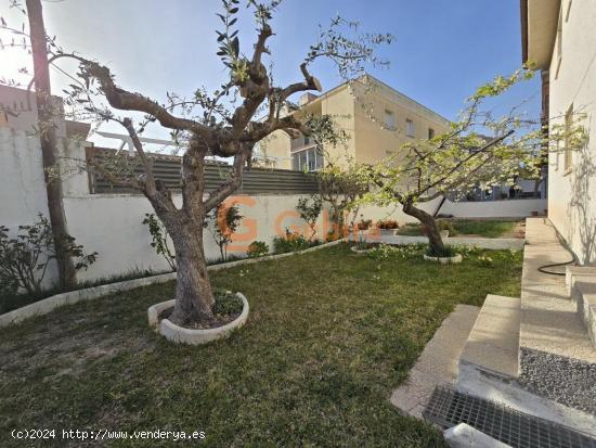 CASA ADOSADA ESQUINERA CON JARDIN PRIVADO - TARRAGONA