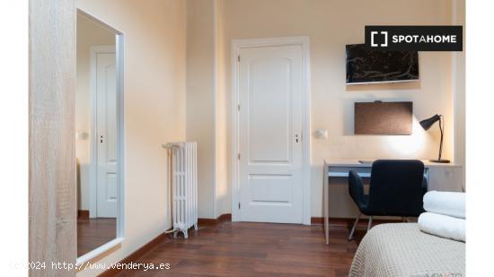 ¡Habitaciones en alquiler en un apartamento de 5 habitaciones en Madrid! - MADRID