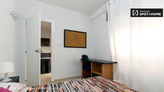 Habitación bien amueblada en alquiler en un apartamento de 4 dormitorios en Centro - GRANADA