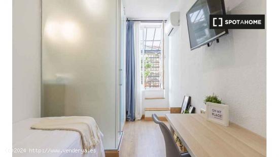 Se alquila habitación en apartamento de 3 dormitorios en Madrid - MADRID