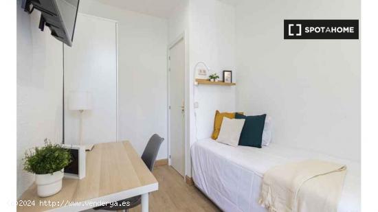 Se alquila habitación en apartamento de 3 dormitorios en Madrid - MADRID