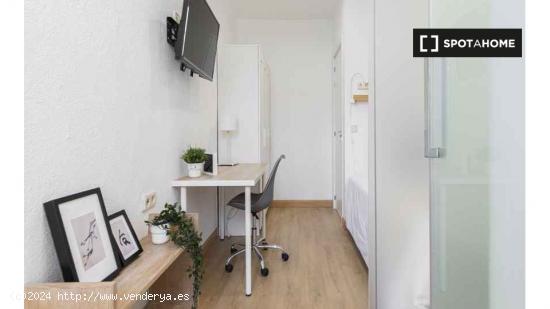 Se alquila habitación en apartamento de 3 dormitorios en Madrid - MADRID