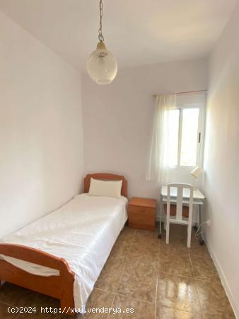 Alquiler de habitaciones en piso de 4 dormitorios en La Malva-Rosa - VALENCIA