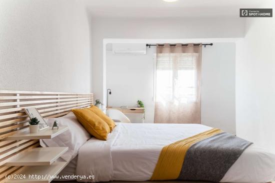  Se alquila habitación en piso de 5 habitaciones en Trinitat - VALENCIA 