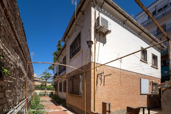 Oportunidad casa en pleno Centro Avda Dilar con Avda America - GRANADA