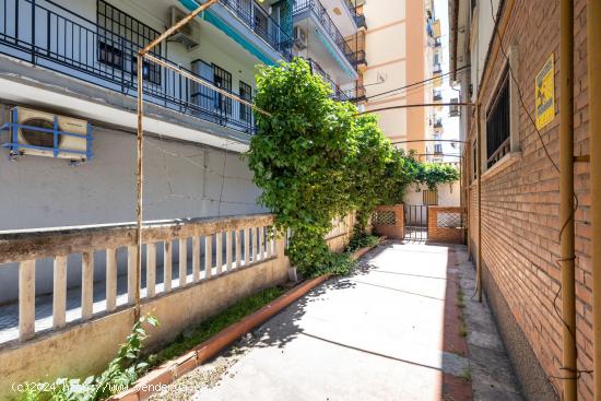 Oportunidad casa en pleno Centro Avda Dilar con Avda America - GRANADA