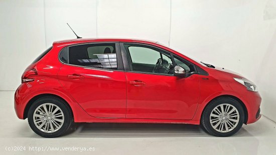 Peugeot 208  5P  1.2L PureTech 60KW (82CV) Signature - SANT FRUITOS DE BAGES