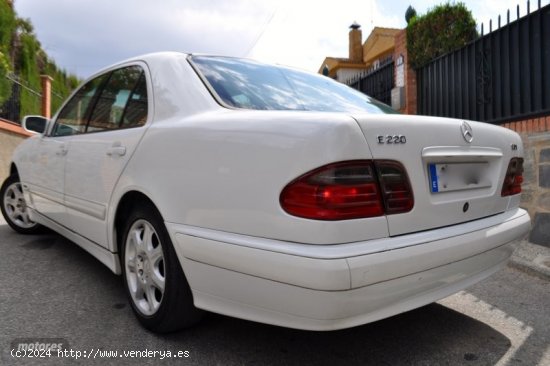 Mercedes Clase E 200 CDI AUT ELEGANCE-KLIMATIZADOR-ALARMA-LLANTAS de 2001 con 467.000 Km por 2.300 E