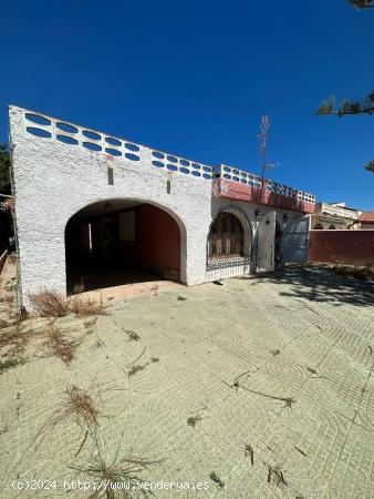 GRAN CHALET CON 400M2 DE PARCELA EN URBANIZACION LOS ANGELES (TORREVIEJA) - ALICANTE