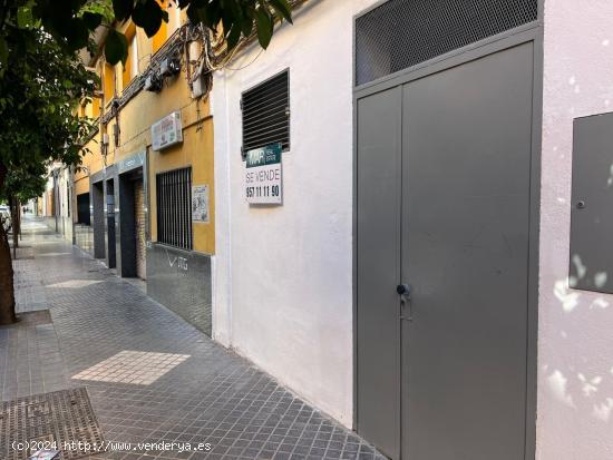 LOCAL COMERCIAL PARA INVERSIÓN JUNTO A LA PLAZA DE COSTASOL - CORDOBA