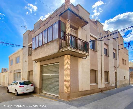 Casa esquinera con garaje en el centro - TARRAGONA