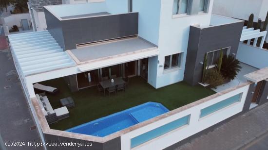 VILLA INDEPENDIENTE DE DOS PLANTAS CON SOLÁRIUM Y PISCINA PRIVADA. - ALICANTE