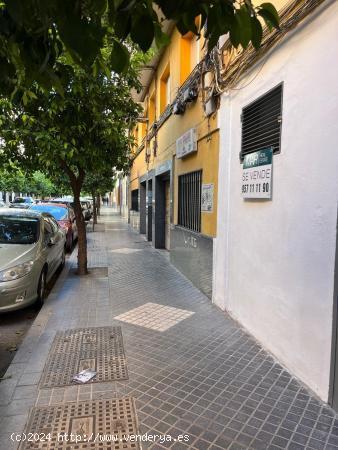 LOCAL COMERCIAL PARA INVERSIÓN JUNTO A LA PLAZA DE COSTASOL - CORDOBA