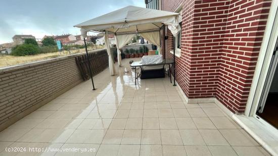 Se vende piso con gran terraza, garage y piscina comunitaria en Santo Domingo (La Rioja) por 125000