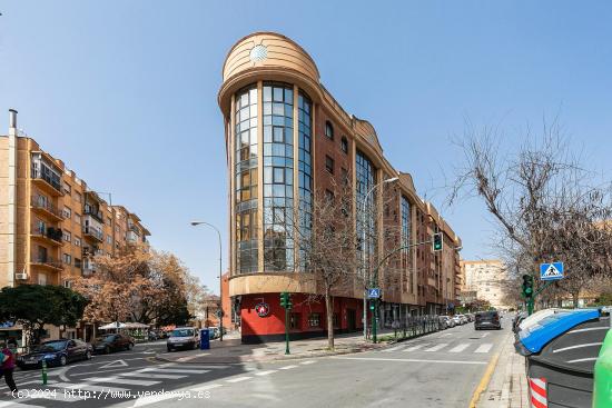 Fantástico piso todo exterior de esquina en bonito edificio - GRANADA