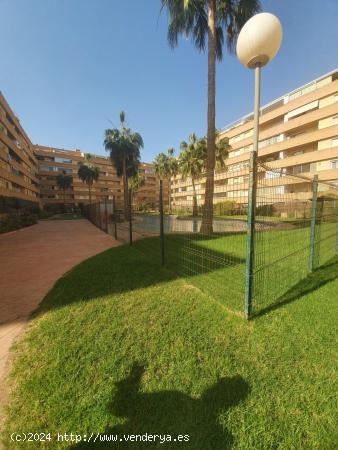 PISO CON TERRAZA, PARKING Y PISCINA - ALMERIA